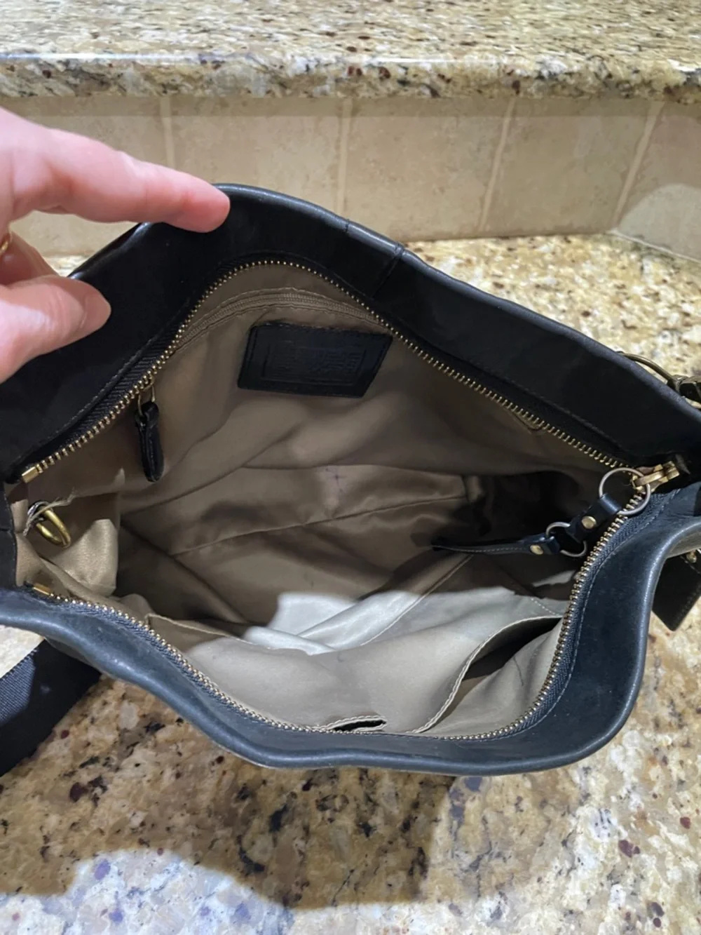 🌺COACH Black Leather Shoulder Bag with Wide Strap